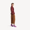 Trench corto da donna con pieghe in bordeaux