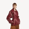 Trench corto da donna con pieghe in bordeaux
