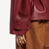 Trench corto da donna con pieghe in bordeaux