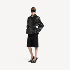 Trench corto da donna con pieghe, nero