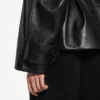 Trench corto da donna con pieghe, nero